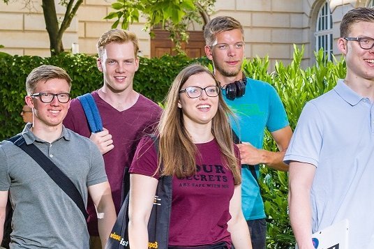 Studierende laufen durch den Rosengarten