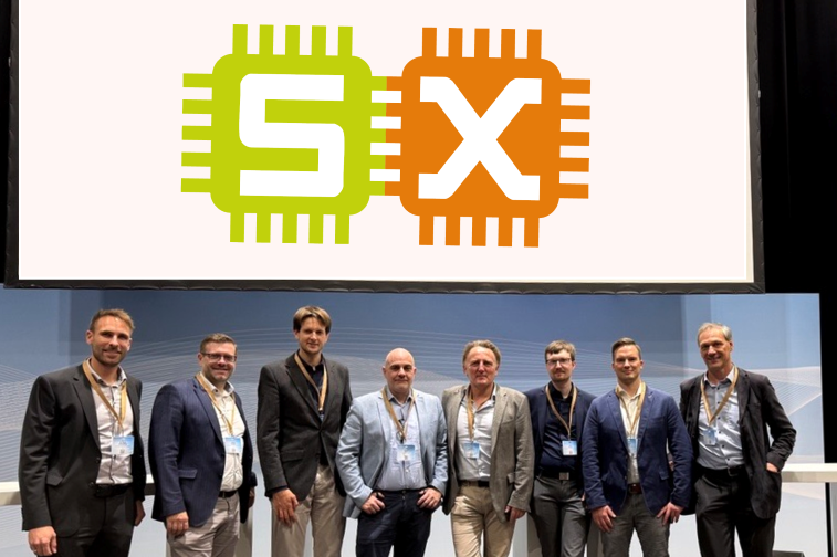 acht Männer in Businesskleidung stehen auf einem Podium, im HIntergrund ist das Logo von Semiconductor X zu erkennen