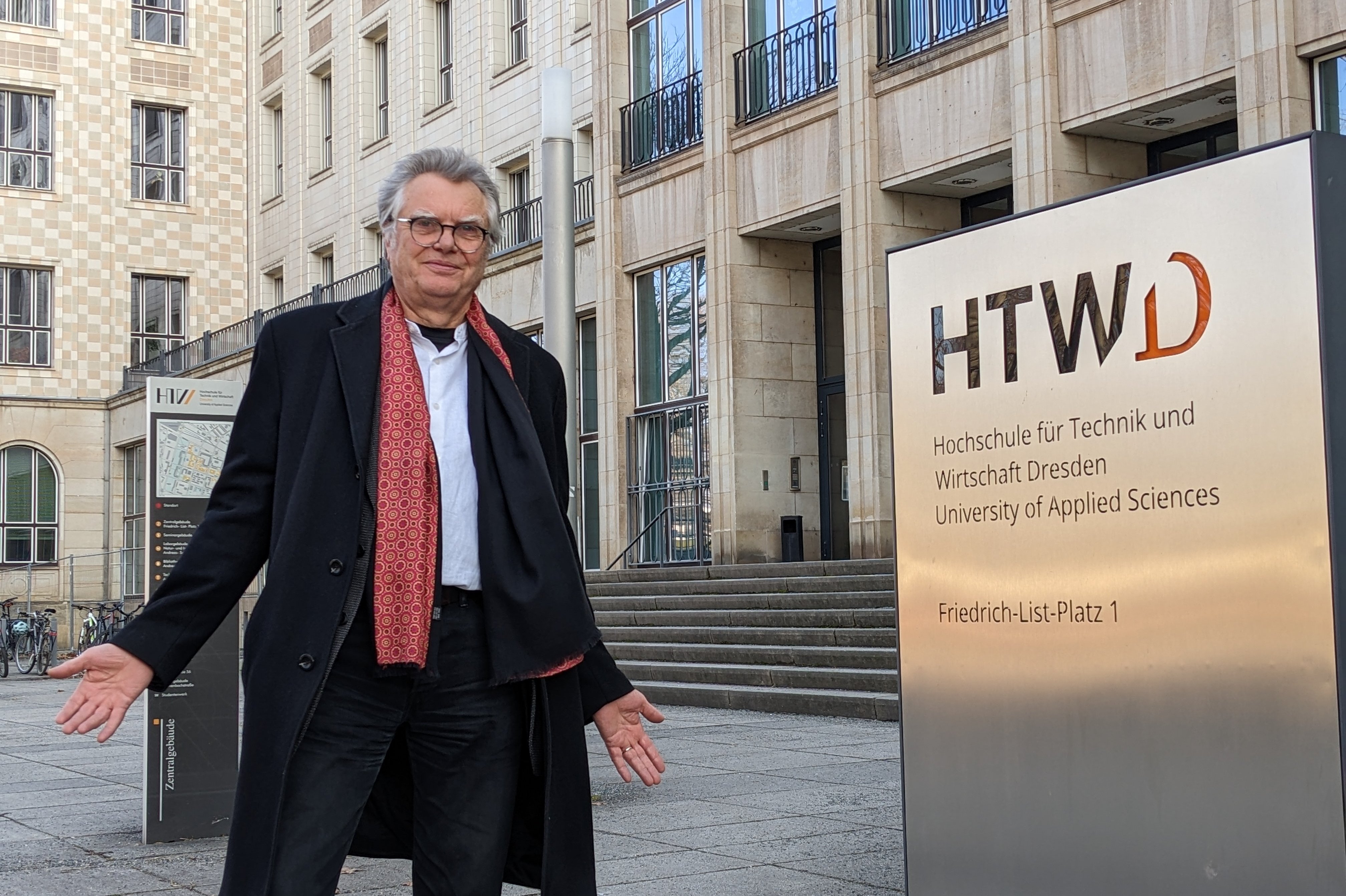 Prof. Arnold Beck vor dem Eingang der HTW