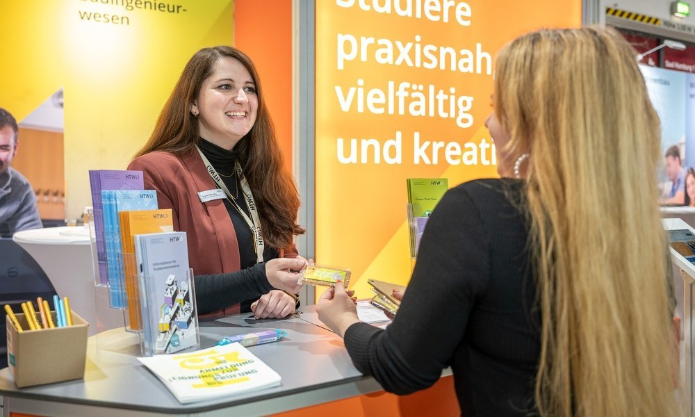 Beratung am Messestand der HTWD