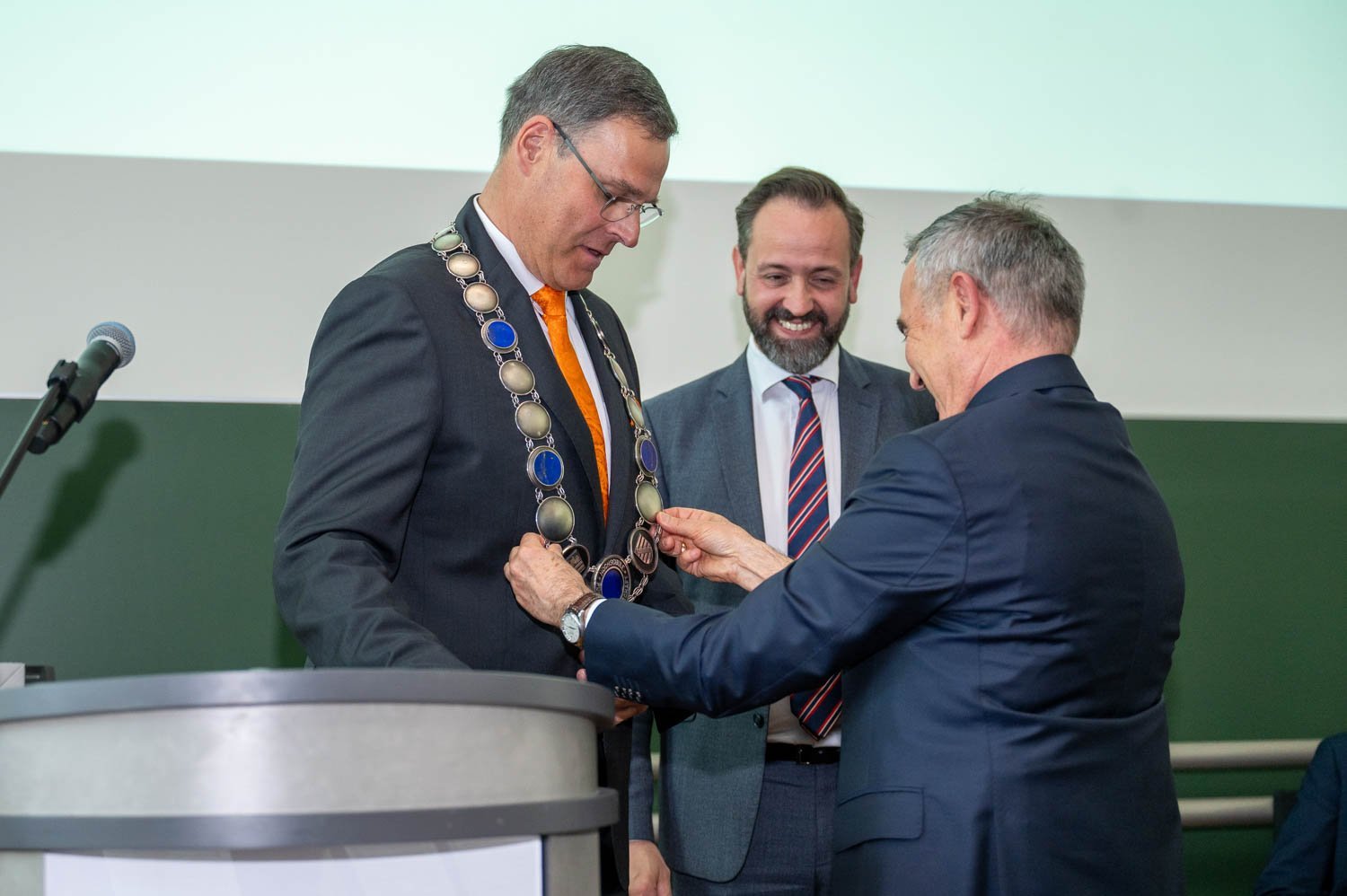 Zur feierlichen Amtseinführung des neuen Rektors überreichte Dr. Freitag gemeinsam mit dem Staatsminister für Wissenschaft, Kultur und Tourismus, Sebastian Gemkow, die Amtskette.