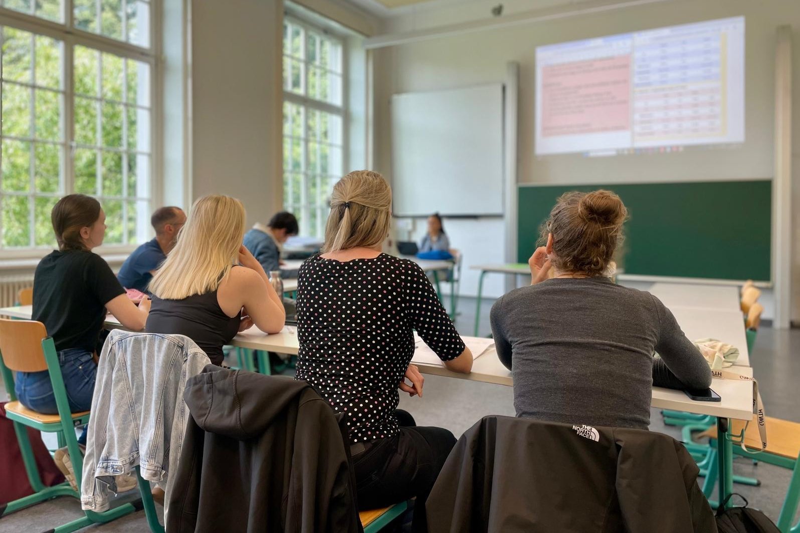 Kursteilnehmende im Spanischunterricht zur Summer School 2025