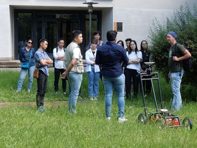 Prof. Oczipka und Chakradhar Reddy Thera demonstrieren den Mongolischen Austauschstudierenden während eines Workshops den Einsatz von Bodenradar. Foto: Hendrik Rohland