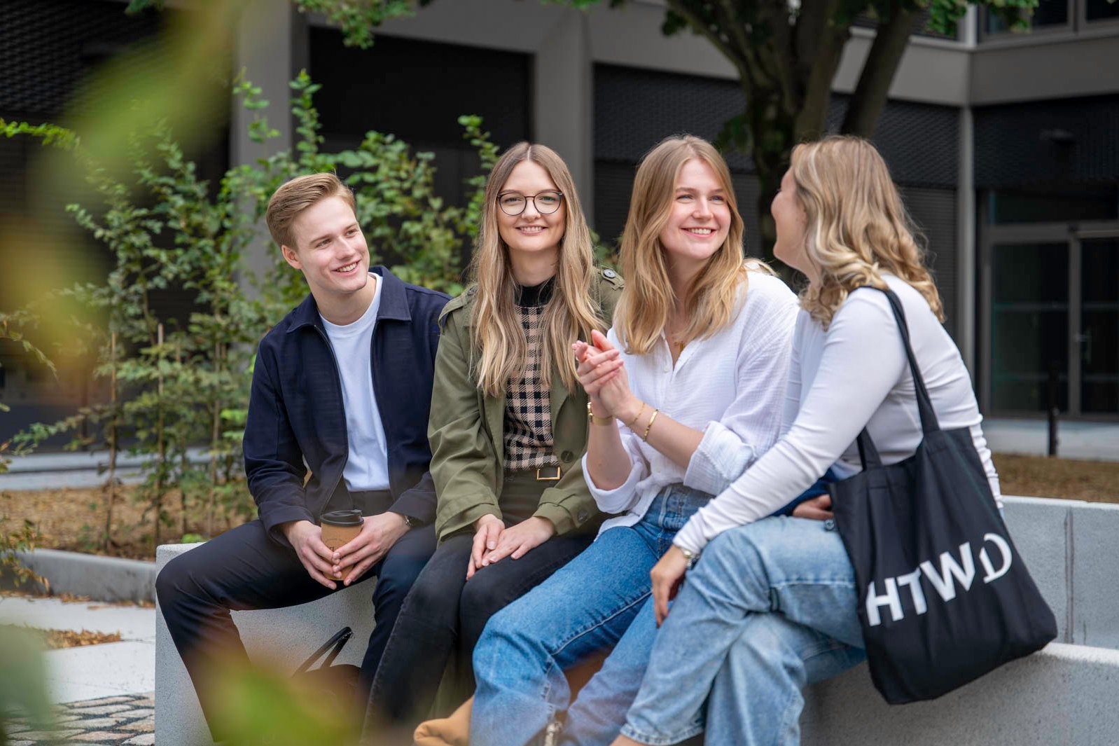 Studierende auf dem Campus