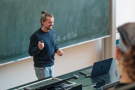 Prof. Mothes spricht vor Studierenden über KI.