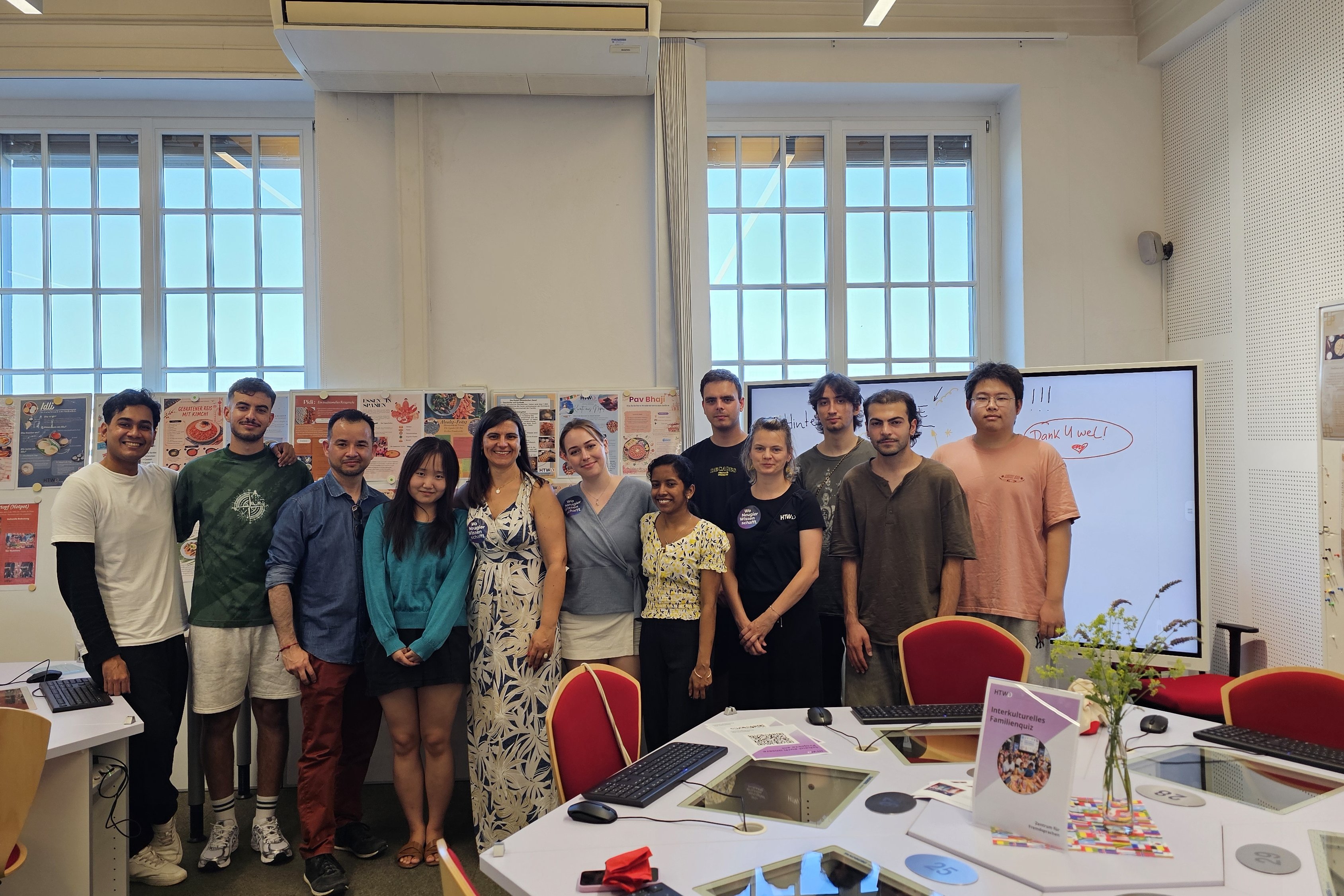 DaF-Studierende im Sprachlabor Eine Gruppe Studierender und Lehrkräfte vor dem internationalen Buffet