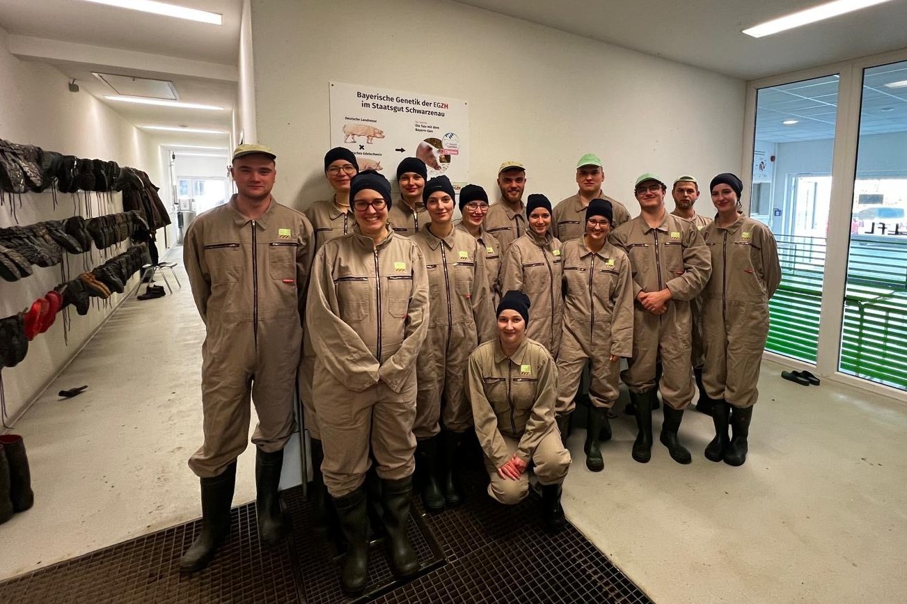 Studentengruppe 5. Semester Agrarwirtschaft Studentengruppe in Schutzkleidung vor Stallbesichtigung