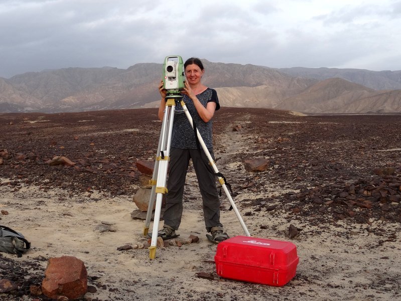 Frau M.Sc. Christiane Richter bei der Tachymetermessung an den Nasca-Linien in Peru