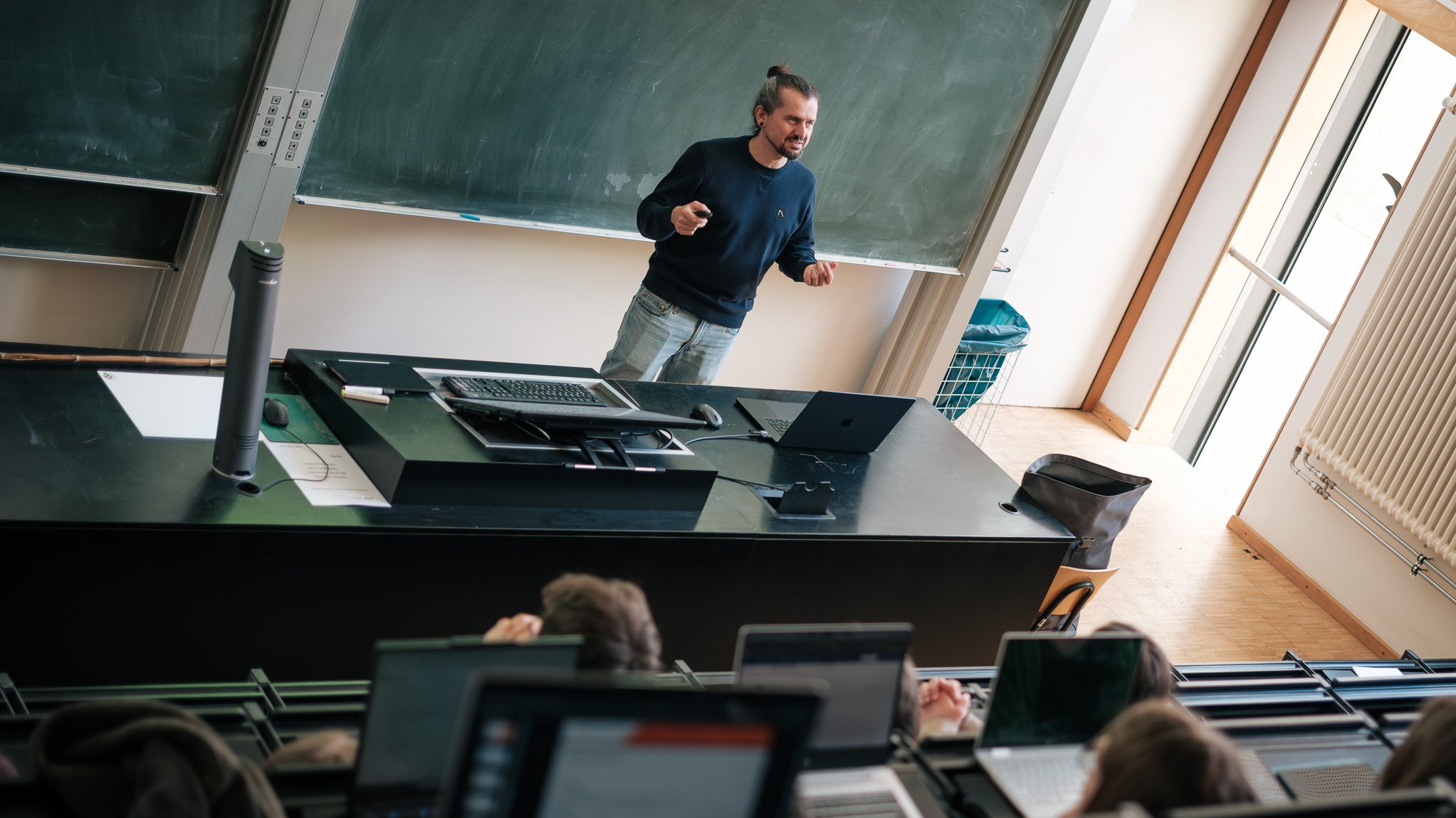 Prof. Mothes spricht vor Studierenden über KI.