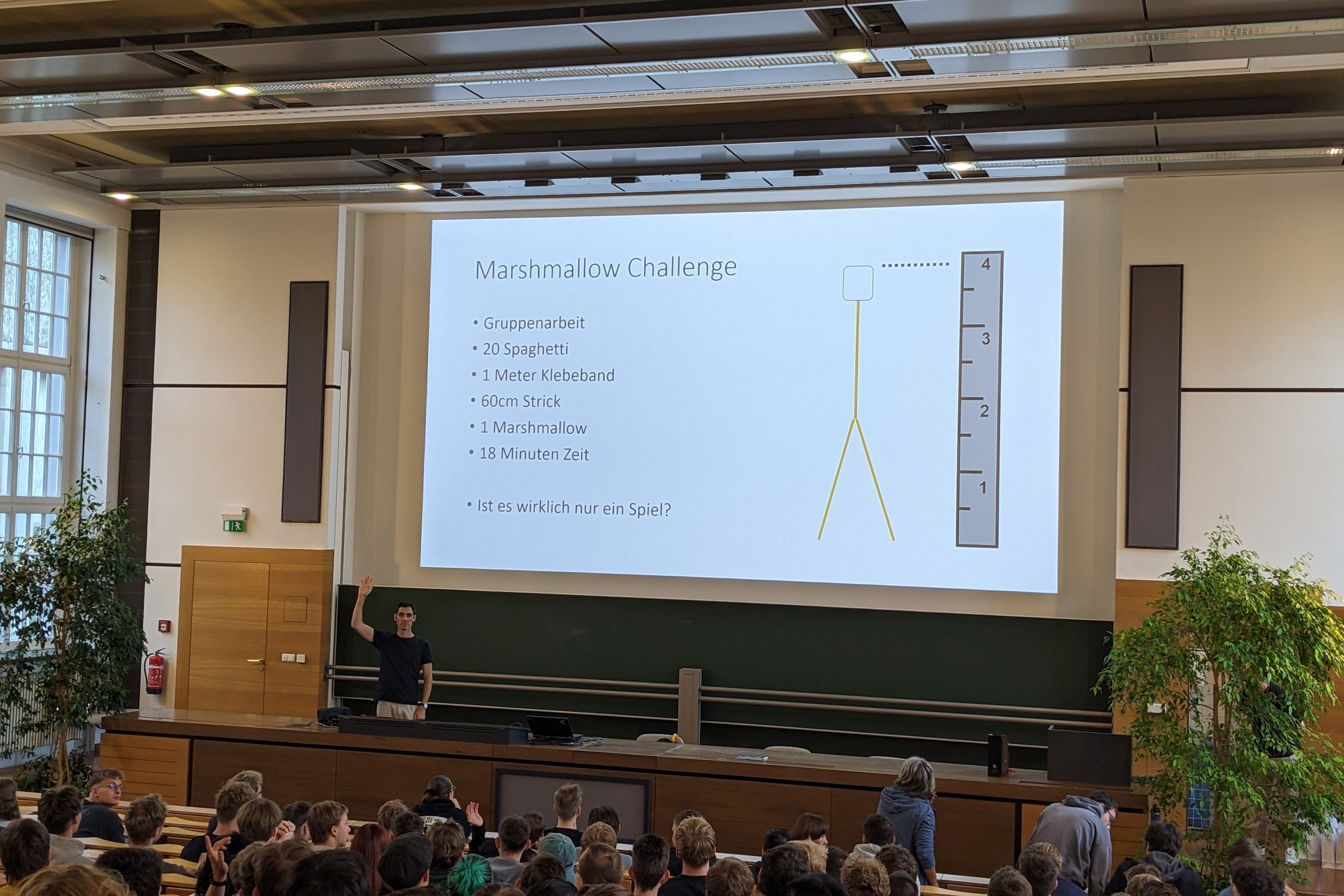 Prof. Neugebauer beim erläutern der Marshmallow-Challenge