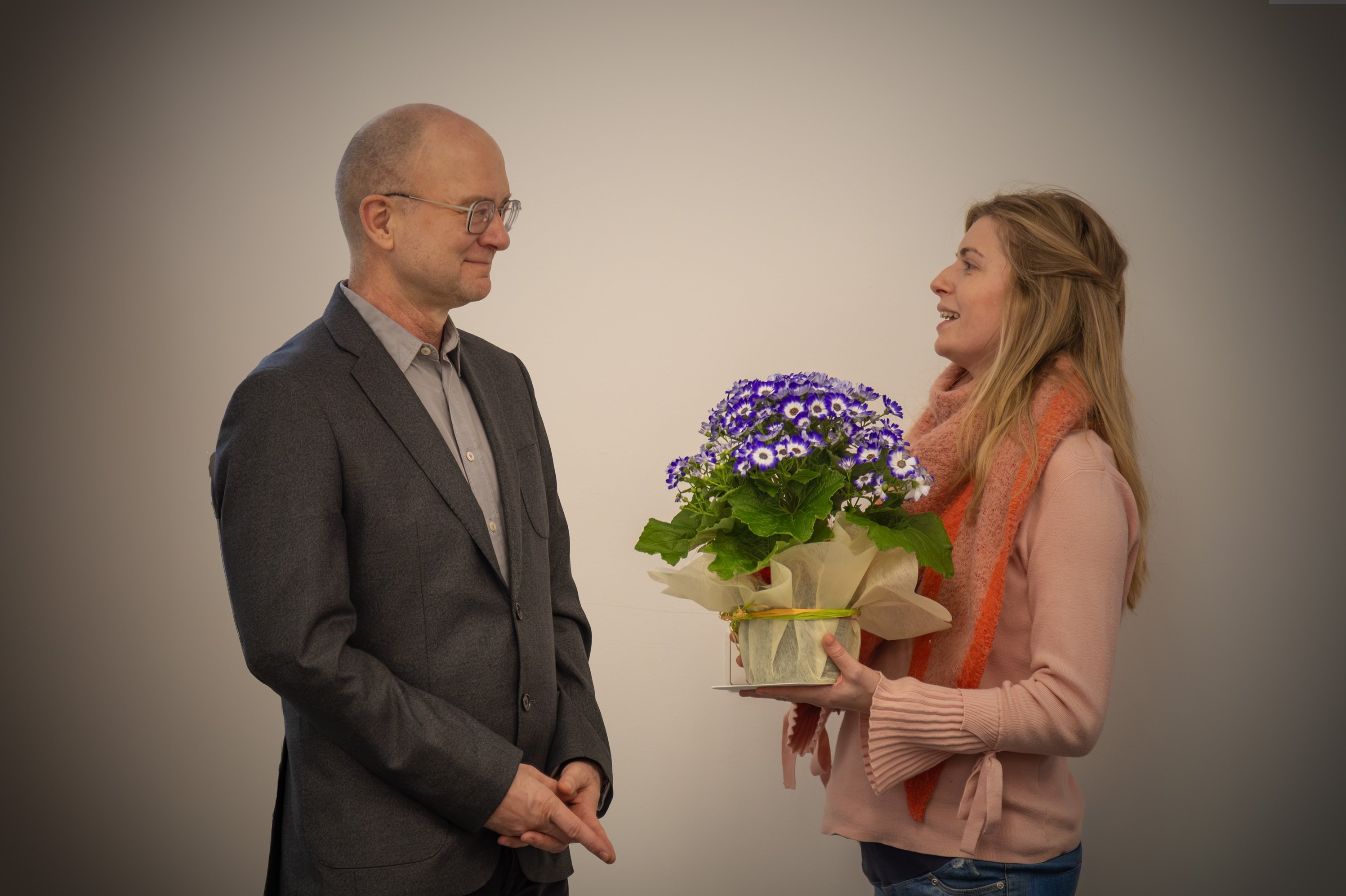 Übergabe Blumenstrauß