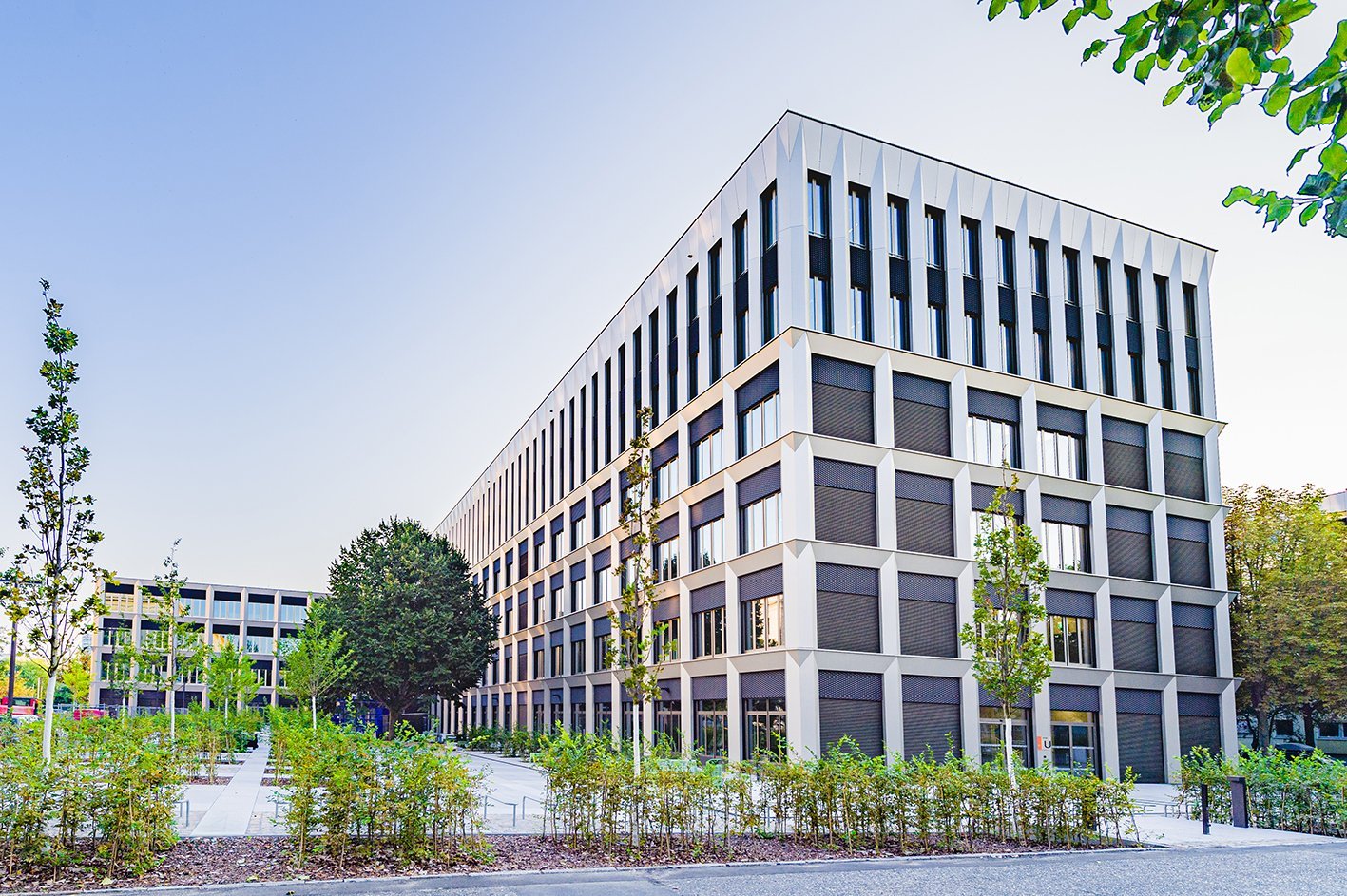 Blick auf das U-Gebäude der HTWD