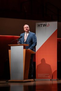 Dirk Hilbert am Redepult