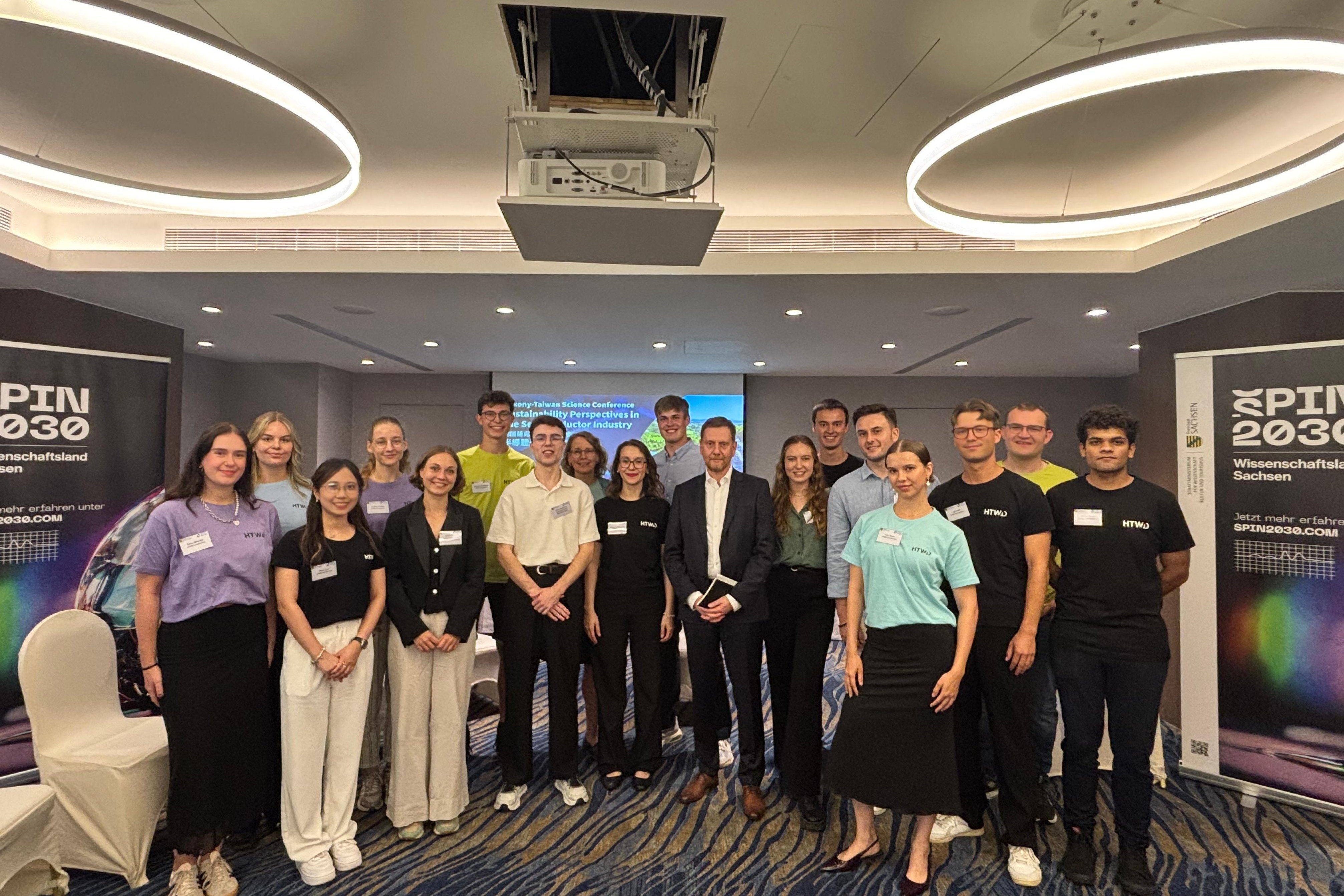 Group of students with the Prime Minister of Saxony