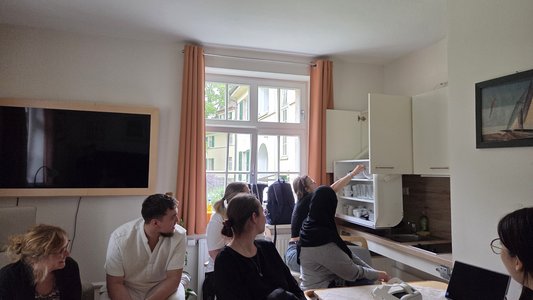 Mehrere Pflegekräfte in einem Patientenzimmer