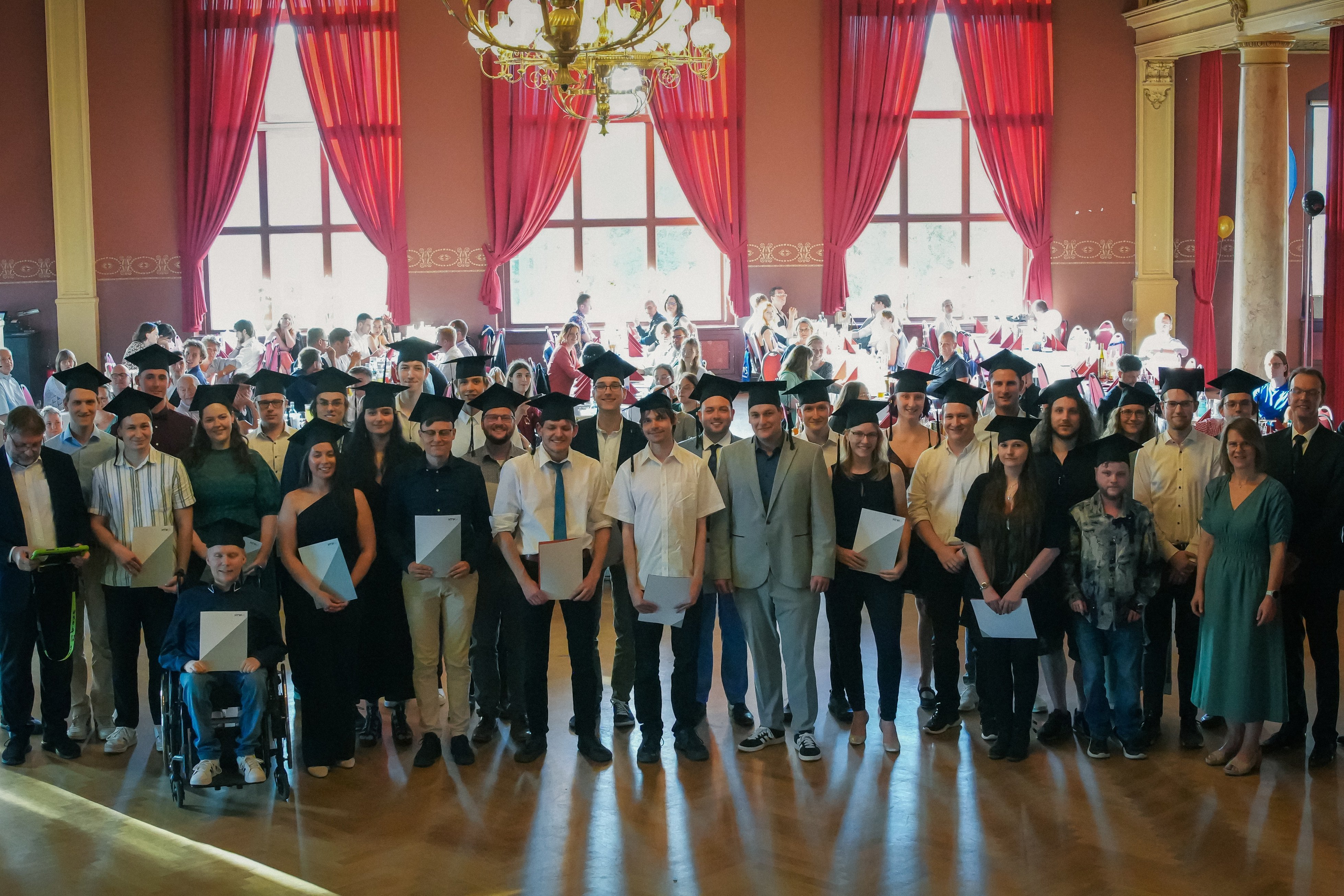 Gruppenbild der Absolventinnen und Absolventen 2025