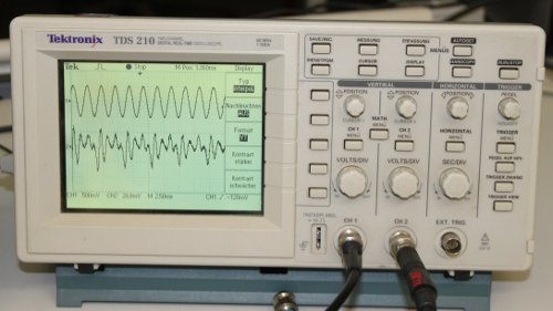 Periodisches Signal (oben) und Sprachsignal (unten) im Zeitbereich