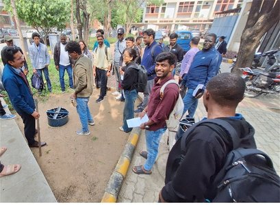 Prof. Hemant Kumar erklärt Teilnehmern des Kurses „Grundwasseranreicherung und Modellierung des Water-Food-Nexus“ am IIT Roorkee ein Versickerungsexperiment
