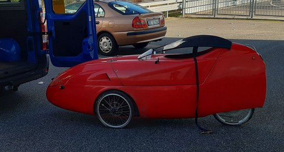 2021/12 Anlieferung eines Velomobils, das einen neuen E-Antrieb erhalten soll (Studentenprojekt)