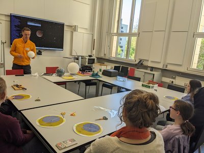 Die Vermessung unseres Sonnensystems: Blick in die Runde der Schülerinnen