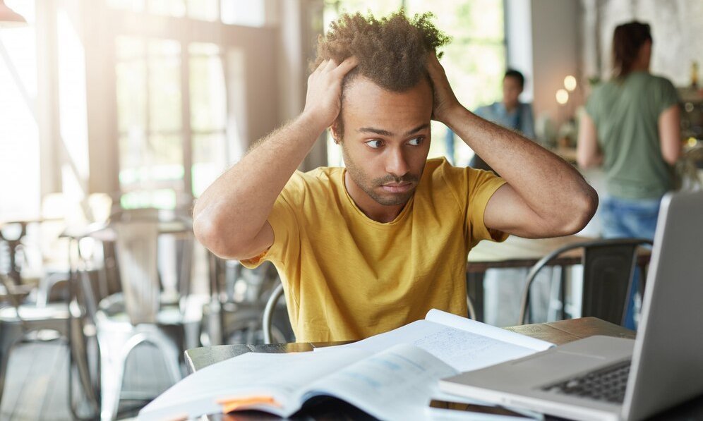 Studierender am Schreibtisch