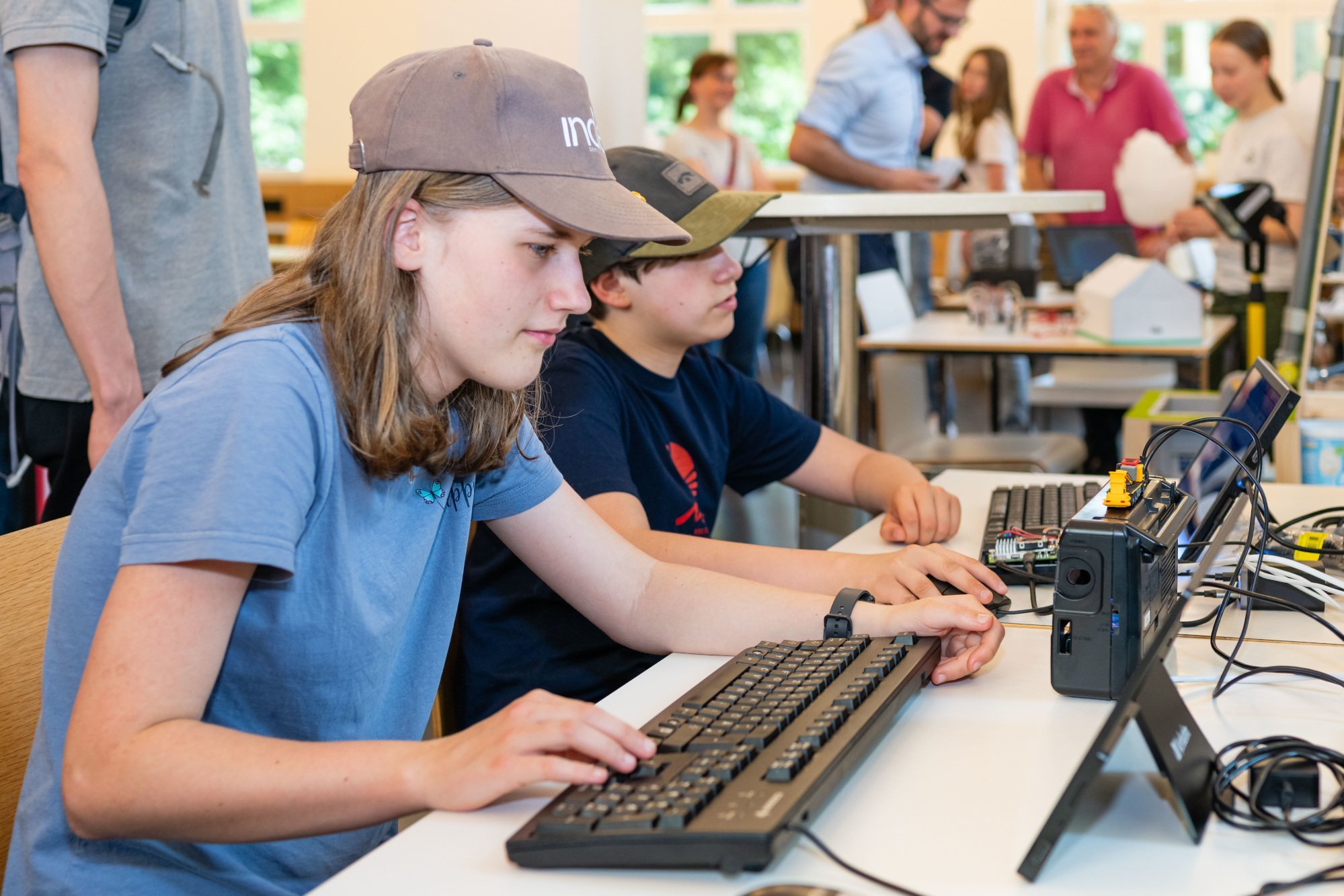 Junge Frau an einer Tastatur