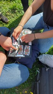Studierende puzzeln