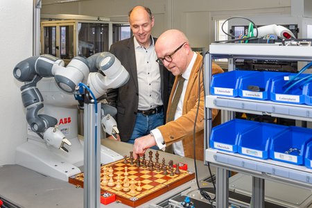 Robert Denk im IoT-Lab von Prof. Dirk Reichelt