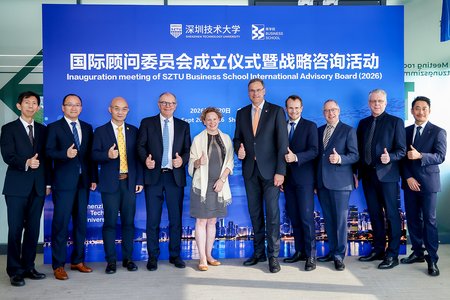Die Gründungsmitglieder des SZTU Business School Beirats