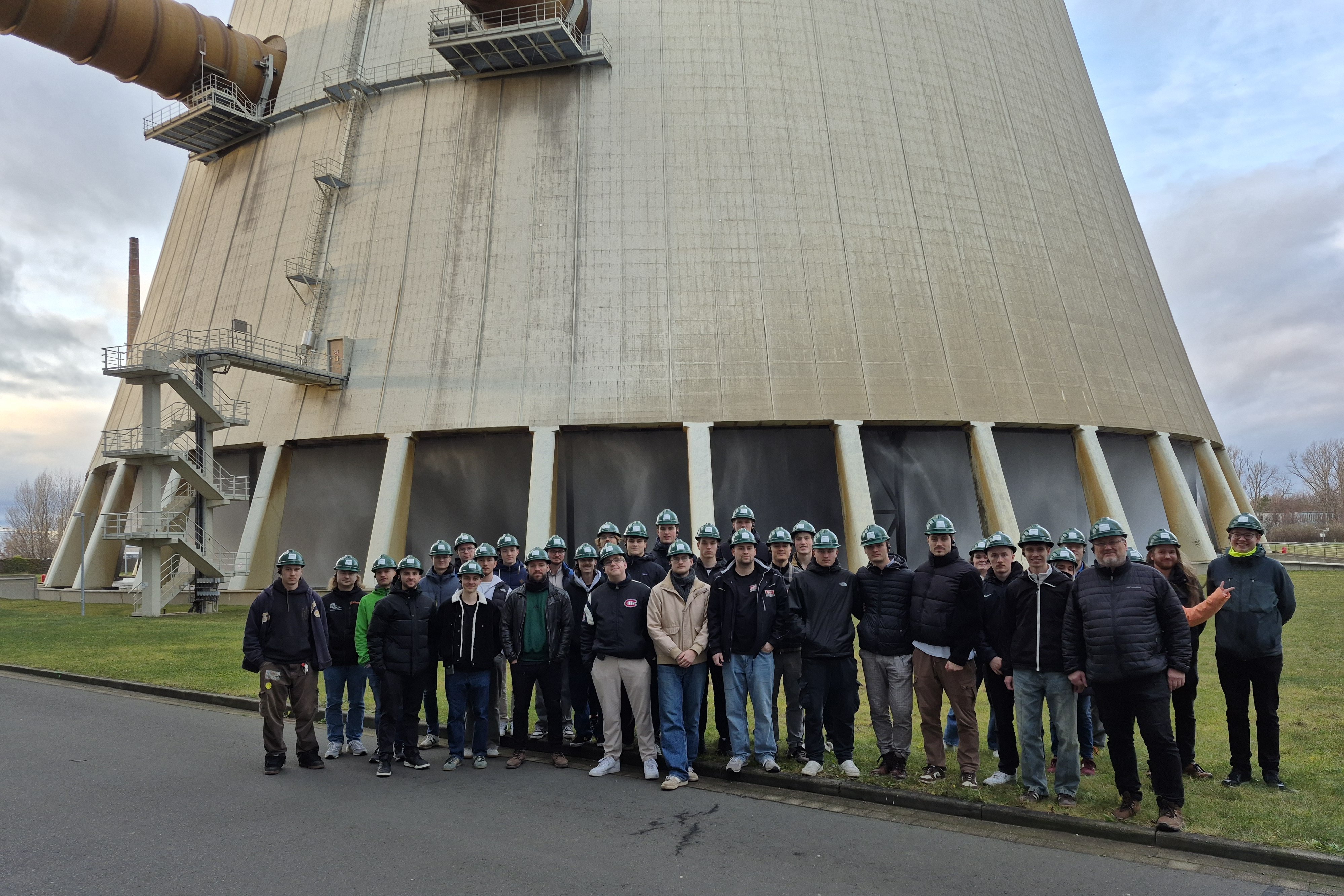 Studierende stehen vor dem Rückkühler in Lippendorf