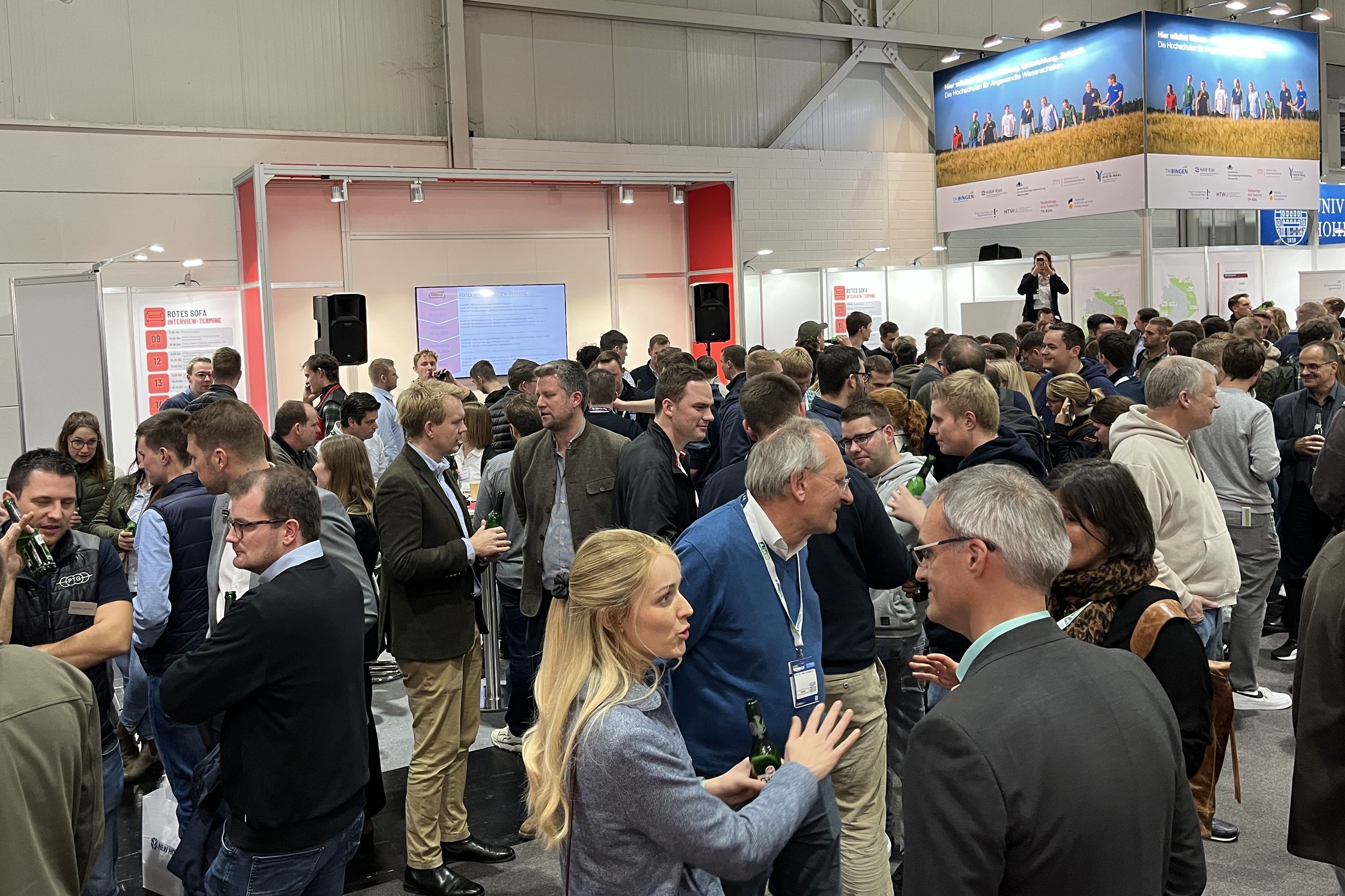 Menschen auf einer Messe im Gespräch