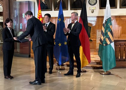 Übergabe des Kooperationsvertrags durch die Rektorin der Deutsch-Mongolischen Hochschule für Rohstoffe und Technologie, Prof. BATTSENGEL Baatar im Beisein des Staatspräsidenten der Mongolei, Ukhnaa Khurelsukh und Dr. Andreas Handschuh an Prof. Ingo Gestring 