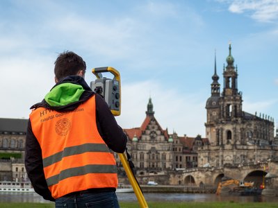 Surveying exercise on the Elbe