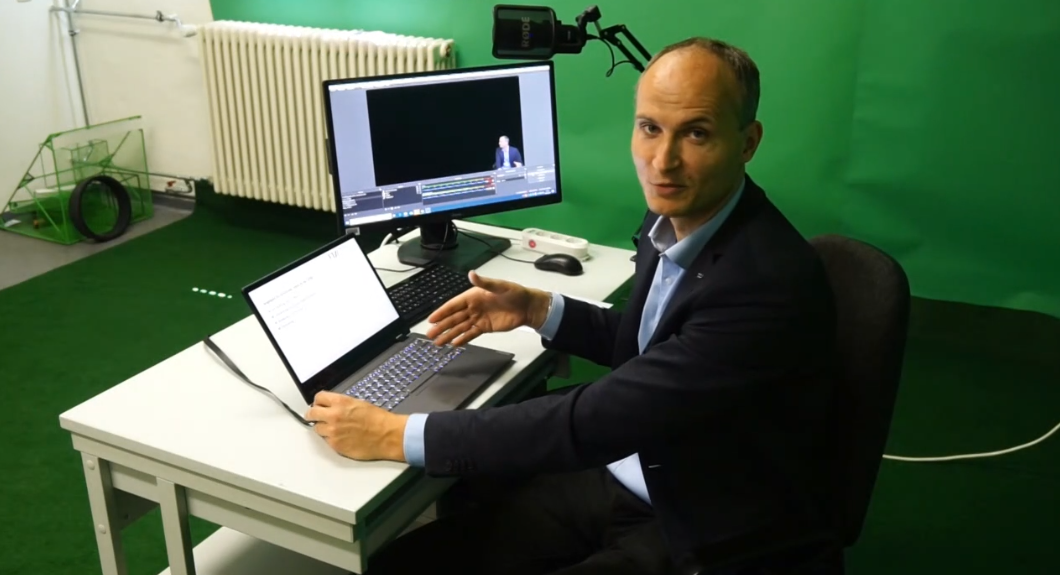 Prof. Gunther Göbel erklärt die Funktionsweise des Videoraumes der Fakultät Maschinenbau.