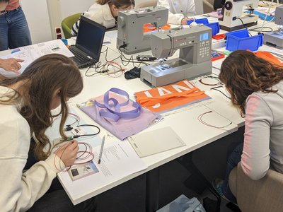 DIY Wearables: Schülerinnen beim Zusammenbau der Elektronik