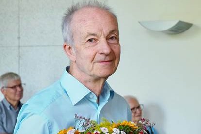 Prof. Oertel mit Blumenstrauß bei seiner Verabschiedung