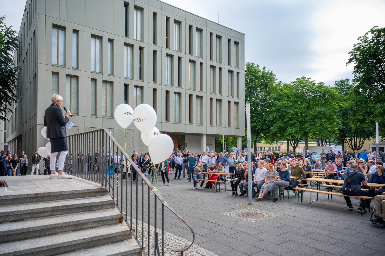 Die Rektorin, Frau Prof. Dr. Katrin Salchert, heißt die Hochschulgemeinde herzlich willkommen und lädt zu einem abwechslungsreichen Programm ein.