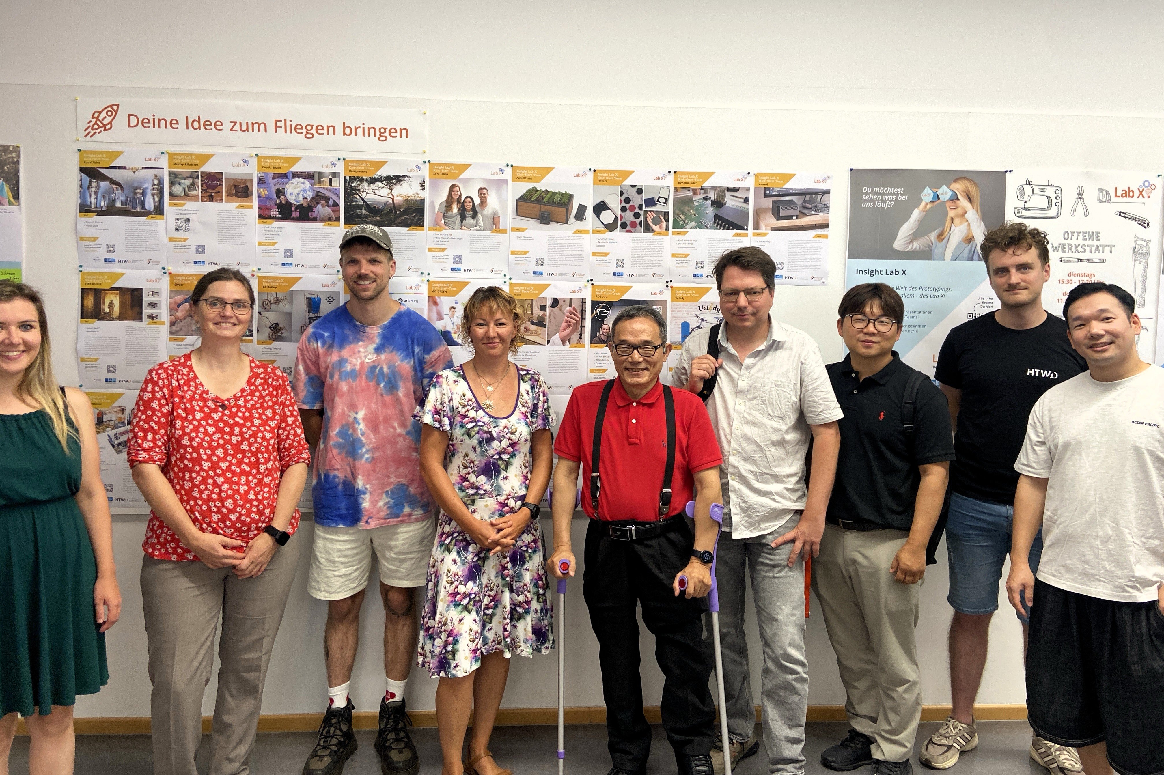 Die Besuchenden gemeinsam mit dem Team vom Lab X