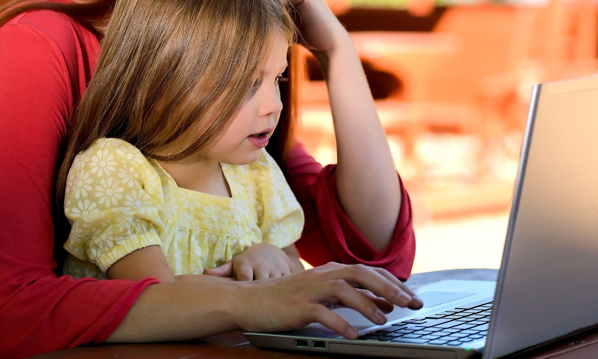 Mutter und Tochter vor einem Laptop