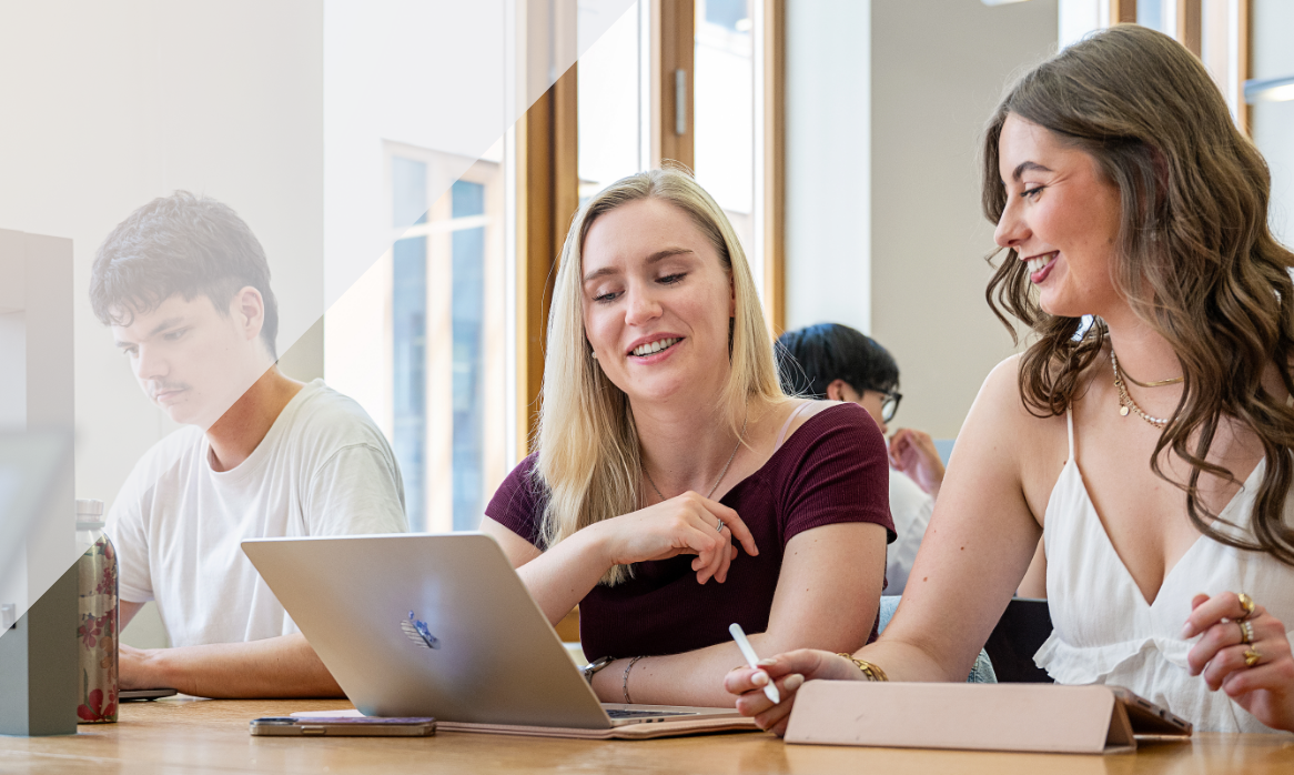 Drei Studierende beim Lernen