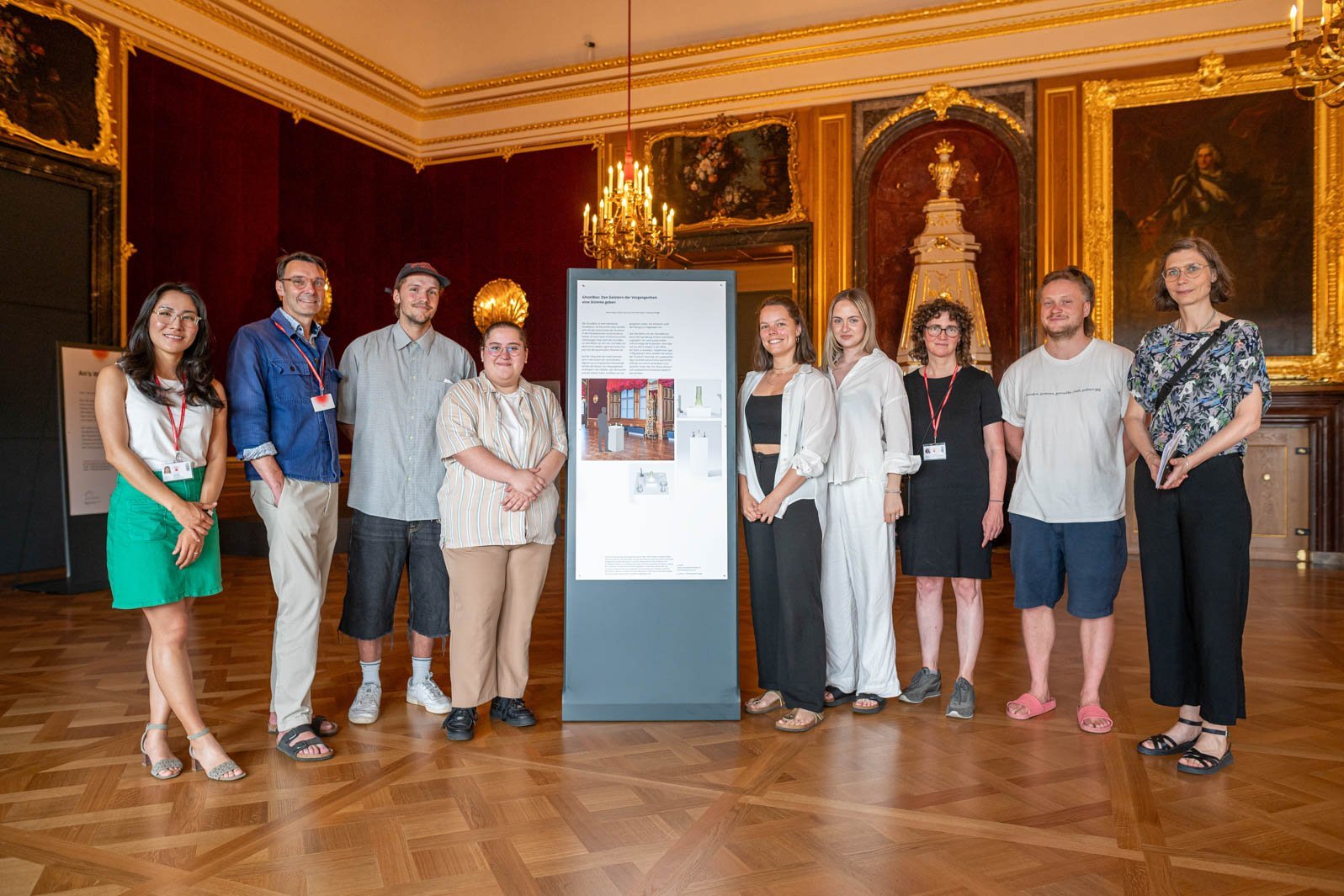 "Design-Studierende bei der Präsention ihrer musealen Interventionen im Residenzschloss Dresden. ( V.l n.r Baik Sojin, Thomas Geißler, Karl Herrmann, Antea Tarousa, Vanessa Pelger, Anne Voigt, Christine Gerlach, Franz Richter, Diana Simon)