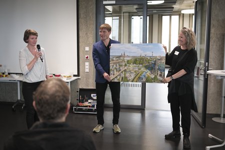 Menschen halten Poster hoch, Frau spricht in Mikrofon