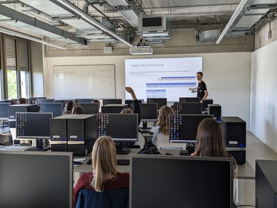 Die Krypto-Detektive: Alexander Wülfing beim Erläutern der Caesar-Verschlüsselung, Meldung einer Schülerin