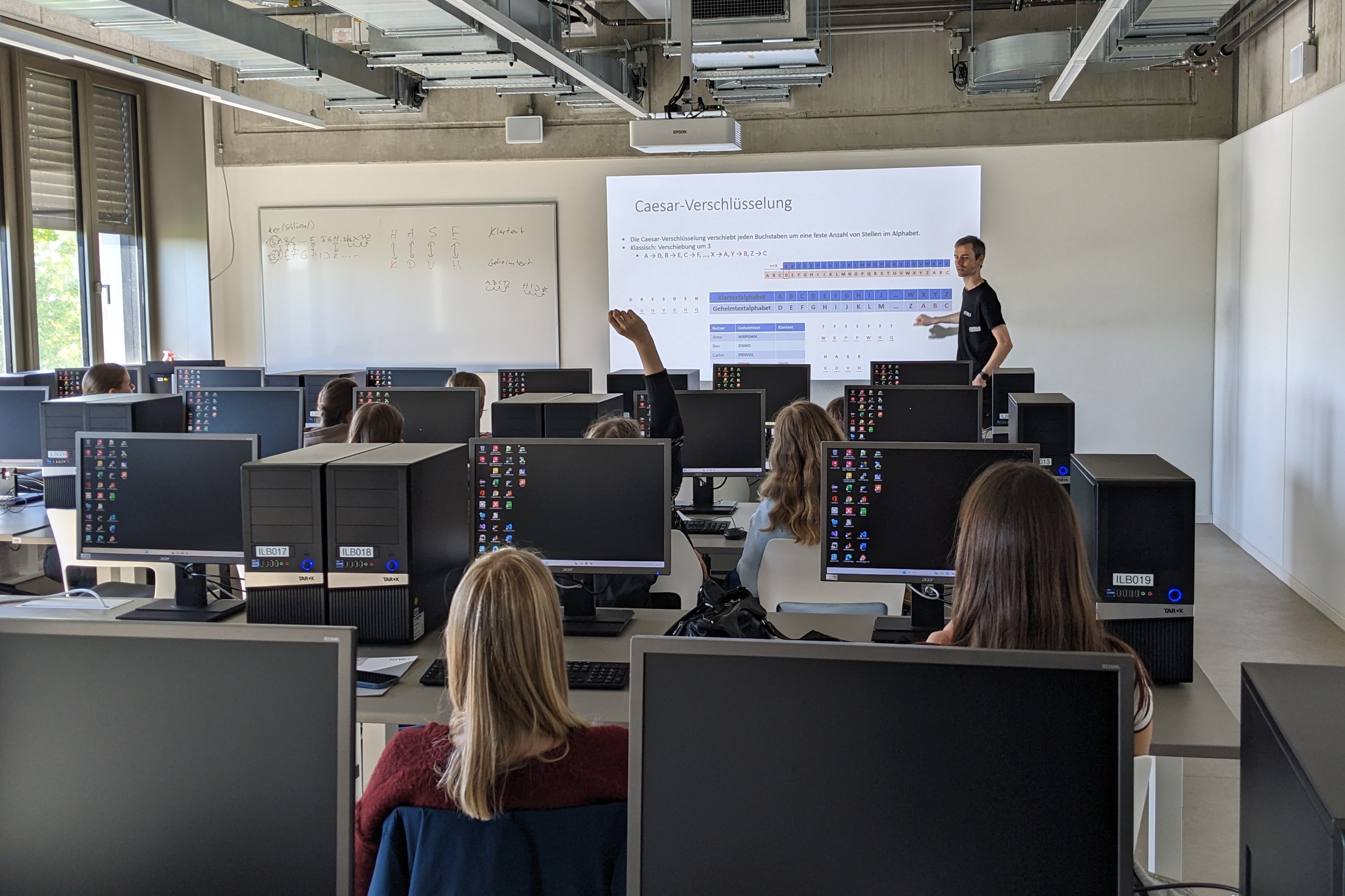 Die Krypto-Detektive: Alexander Wülfing beim Erläutern der Caesar-Verschlüsselung, Meldung einer Schülerin
