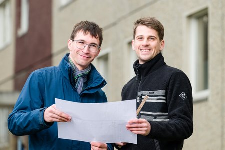 Alexander Hein und Florian Bläsing zeigen die Pläne von MUBARES für das A-Gebäude der HTW Dresden