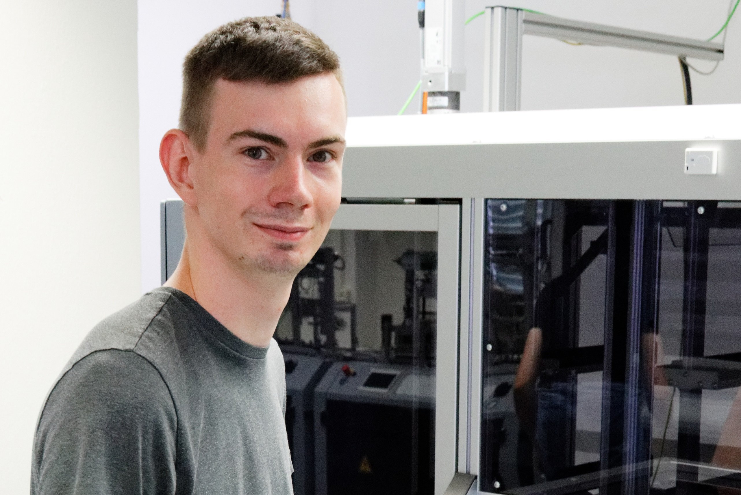David Heik am Hochregallager im IIoT Test Bed David Heik vor dem Hochregallager