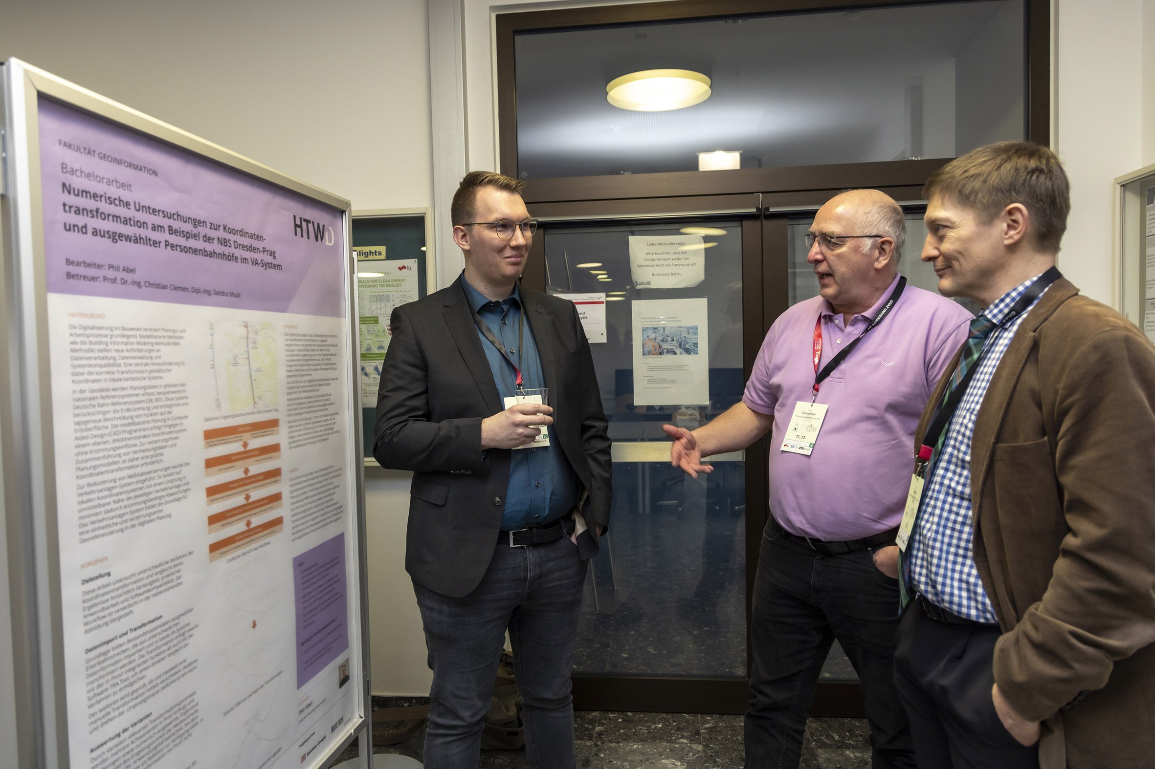 Ingenieurvermessungskurs 2026 Phil Abel im Gespräch mit Interessenten zu seinem Poster