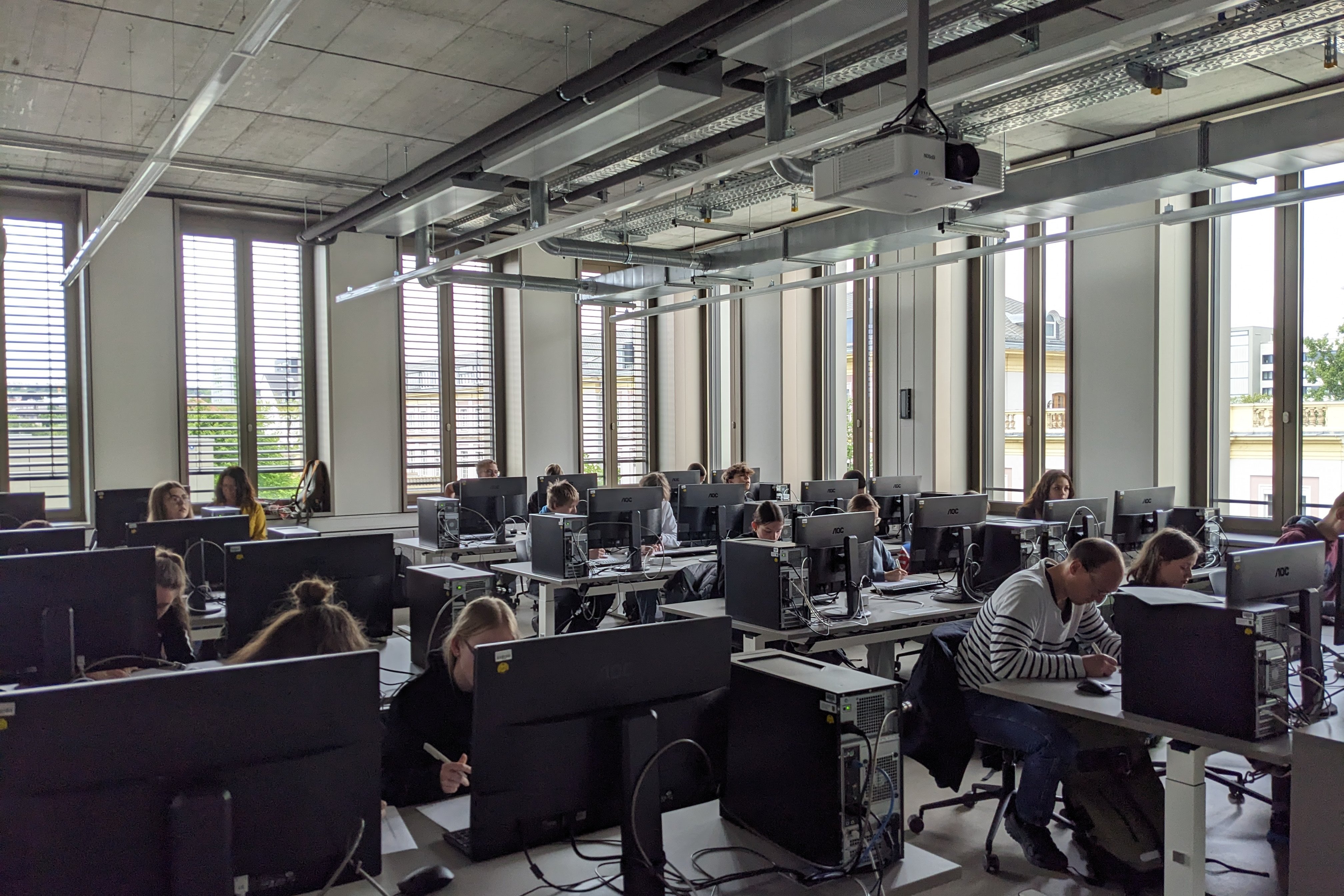 Blick in das Computerlabor, Schüler am PC