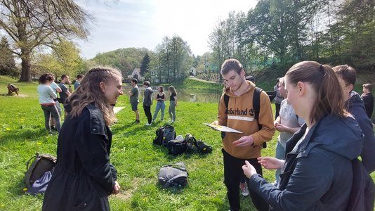 Studierende spielen Scharade