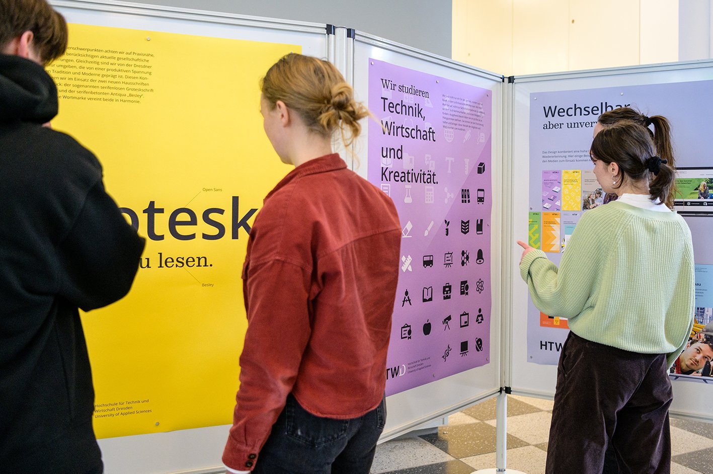 Junge Menschen stehen vor Ausstellungswänden